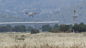 Έφτασε στην Ελευσίνα το πρώτο αεροσκάφος με Έλληνες από το Σουδάν