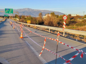 Καθίζηση στην Εθνική Ιωαννίων - Άρτας, έκλεισε το ένα ρεύμα - Πρόβλημα από το αντιπλημμυρικό