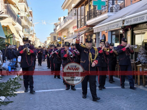 Η Φιλαρμονική γεμίζει χαρά τους δρόμους της Λευκάδας! (φωτό-βίντεο)