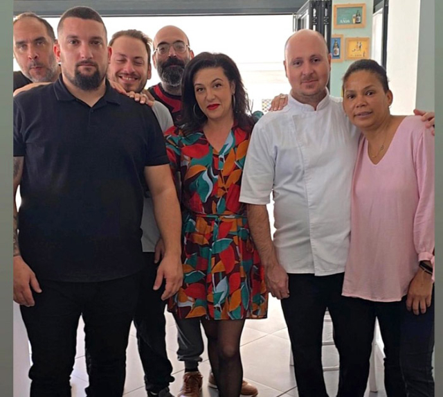 «Οδός Μεζέ»: ένα στέκι με γεύση, μουσική και παρέα στο κέντρο της Λευκάδας