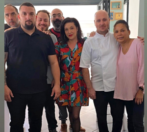 «Οδός Μεζέ»: ένα στέκι με γεύση, μουσική και παρέα στο κέντρο της Λευκάδας