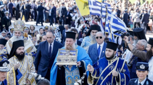 Πειραιάς: Με τιμές αρχηγού κράτους έφτασε η Αγία Ζώνη της Παναγίας