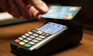 Προς επέκταση της υποχρεωτικής χρήσης POS σε περισσότερα επαγγέλματα
