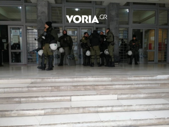 Θεσσαλονίκη: Δίωξη για απόπειρα ανθρωποκτονίας στον 34χρονο αστυνομικό που πυροβόλησε τον Ρομά