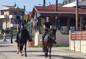 Το έθιμο με τους καβαλάρηδες αναβίωσε στον Άγιο Θωμά Πρέβεζας