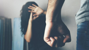 «Μου χτυπούσε το κεφάλι στο αυτοκίνητο» καταγγέλλει 35χρονη για τον πρώην σύζυγό της