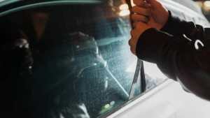 Ανήλικος στη Λευκάδα έκλεψε αυτοκίνητο σπάζοντάς το