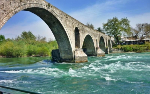 Άρτα: Σε κρίσιμη κατάσταση 51χρονος που έπεσε από το γεφύρι