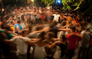 Ζήτησαν αναβολή κηδείας, γιατί είχε πανηγύρι – Γλέντησαν σε απόσταση αναπνοής από την εκκλησία