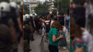 Ένταση στην Ευελπίδων ανάμεσα σε οπαδούς της ΑΕΚ και την αστυνομία (video)