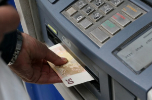 Γενναία η αύξηση στον κατώτατο μισθό, πόσο θα «ανέβουν» και τα επιδόματα του ΟΑΕΔ