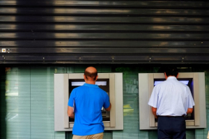Πρέβεζα: Έκλεψαν παππού και ψώνιζαν με την κάρτα του