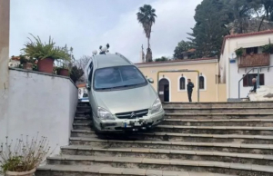 Καλαμάτα: 92χρονος οδηγός δεν είδε τα σκαλιά και τα.. κατέβηκε με το αυτοκίνητο