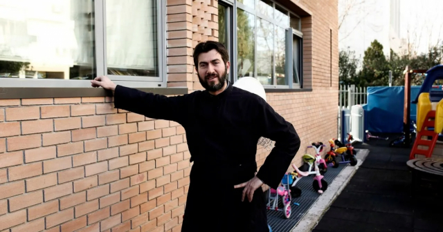 «Πέταξαν στο δρόμο την οικογένεια του πατρός Αντωνίου» – «Είναι παράνομο» λέει ο δικηγόρος του