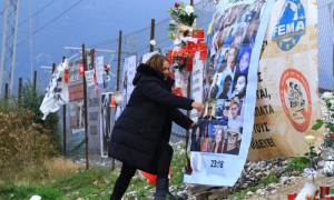 Τέμπη: «Γιατί να ζω εγώ και όχι εσύ; Σου ζητώ συγγνώμη» - Σπαράζουν οι συγγενείς των θυμάτων