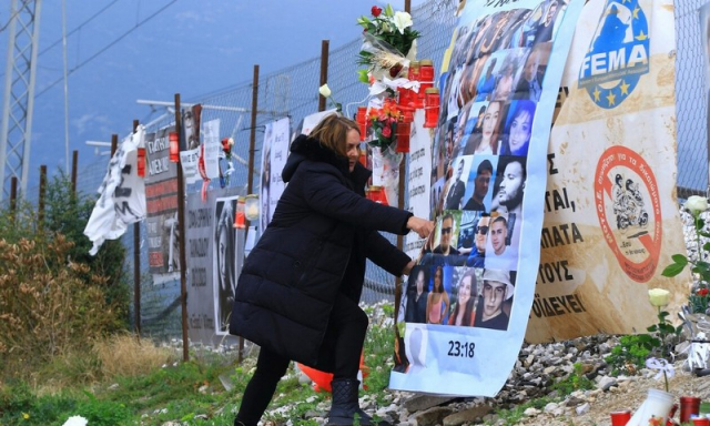 Τέμπη: «Γιατί να ζω εγώ και όχι εσύ; Σου ζητώ συγγνώμη» - Σπαράζουν οι συγγενείς των θυμάτων