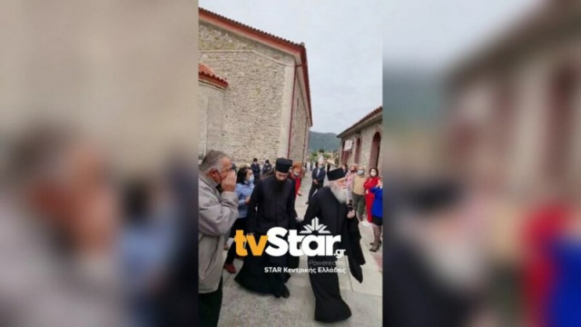 Χαμός στο Λιδωρίκι. Πιστοί φώναζαν &quot;ανάξιος&quot; στον γέροντα Μουλατσιώτη (Βίντεο)