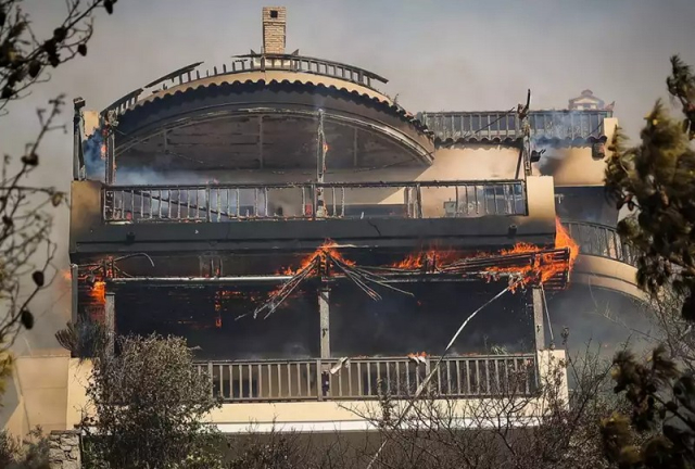 Μεγάλη αναζωπύρωση στο Πανόραμα Βούλας