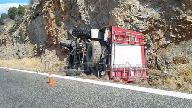 Ιτέα: Ανατράπηκε πυροσβεστικό όχημα που επέστρεφε από τα μέτωπα - Δύο τραυματίες