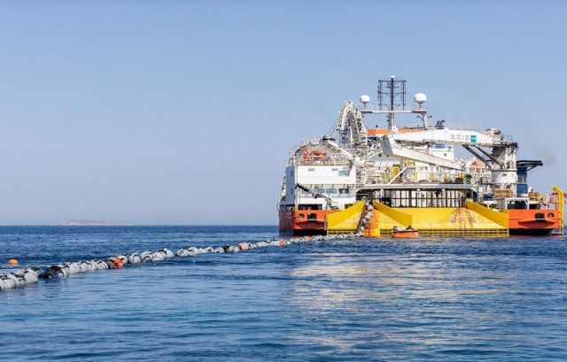 Ποιος τραβάει το καλώδιο; Ηλεκτροσόκ στις σχέσεις Ελλάδας – Κύπρου