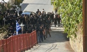 Με κομάντος ακροβολισμένους σε ταράτσες η κηδεία του Φανούρη Καργάκη στα Βορίζια - Μόνο η οικογένεια στο αποκλεισμένο χωριό