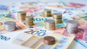 ΓΣΕΕ: Πώς διαμορφώνονται κατώτατος μισθός και ημερομίσθιο με τριετίες και επίδομα γάμου