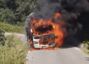 Βόρεια Κέρκυρα: Φωτιά έπιασε λεωφορείο στην Δάφνη