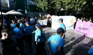 Αντιδράσεις έξω από τη Μητρόπολη Αθηνών για τις αμβλώσεις στο κήρυγμα