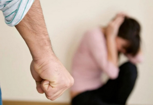Χαλκίδα: Ξυλοκόπησε την γυναίκα του μέχρι λιποθυμίας