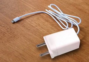 Γιατί δεν πρέπει να αφήνουμε τον φορτιστή στην πρίζα