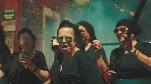 Κρήτη: Τραπάρουν μαυροφορεμένες και γίνονται viral