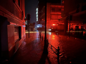 Χαοτική η κατάσταση στον Βόλο: Απεγκλωβισμοί και πλημμυρισμένα σπίτια - «Έσπασε» ο Κραυσίδωνας (Βίντεο)