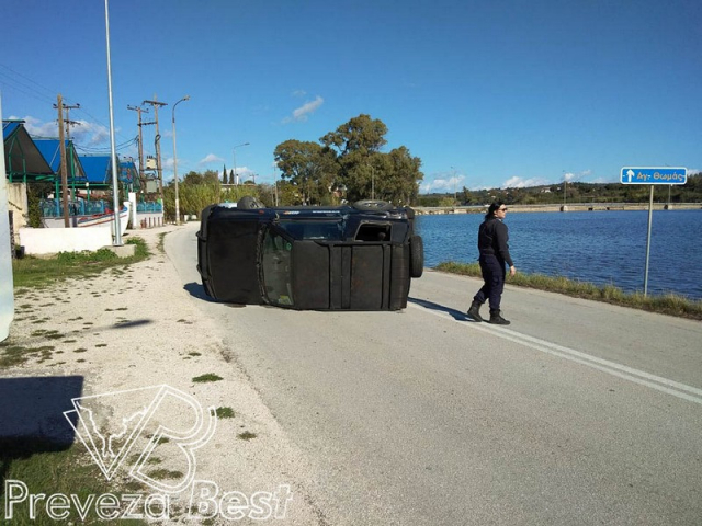 Πρέβεζα: ΙΧ τούμπαρε στη μέση του δρόμου