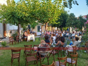 15ο Φεστιβάλ ΛΕΑ: Μαγευτική η λογοτεχνική βραδιά στον κήπο της βιβλιοθήκης (βίντεο-συνέντευξη)