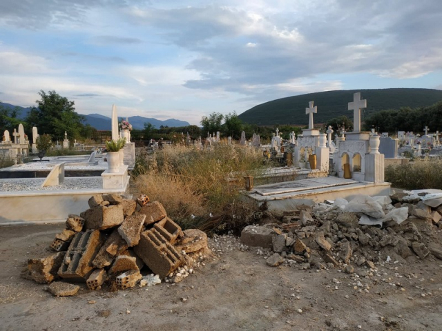 Θλιβερές εικόνες από το νεκροταφείο της Βόνιτσας