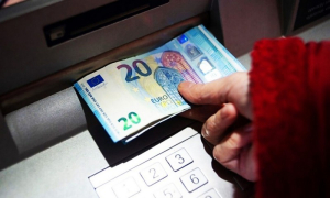 Επίδομα 250 ευρώ: Δικαιούχοι και κριτήρια – Πότε θα καταβληθεί