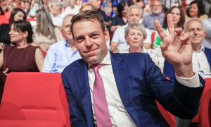Στέφανος Κασσελάκης: To «ανίψι» του «θείου Σαμ», που μας φανερώνει τον απόλυτο ξεπεσμό της πολιτικής ζωής