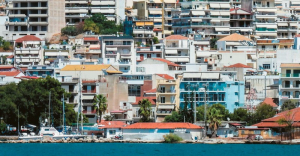Σ.τ.Ε: Αντισυνταγματική η νομιμοποίηση αυθαιρεσιών σε κοινόχρηστους χώρους και πιλοτές