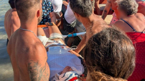 Δονούσα: Ομπρέλα που την πήρε ο αέρας, καρφώθηκε στο πόδι τουρίστριας