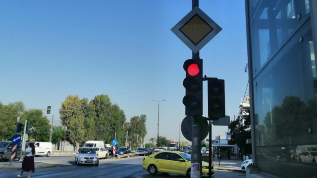 Μπαίνουν κάμερες στα φανάρια της Αθήνας - Ποιοι κινδυνεύουν με πρόστιμο 700 ευρώ