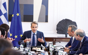 Εκλογές 2023: Τα διλήμματα του Απριλίου για το Μαξίμου