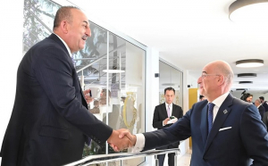 Χειραψία Δένδια – Τσαβούσογλου: «Τι κάνεις Νίκο;»