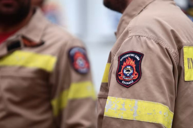 Θεσσαλονίκη: 24χρονη παρίστανε την πυροσβέστρια – Φορούσε στολή, άκουγε σε ασύρματο την ΕΛ.ΑΣ. και είχε φάρους σε ΙΧ
