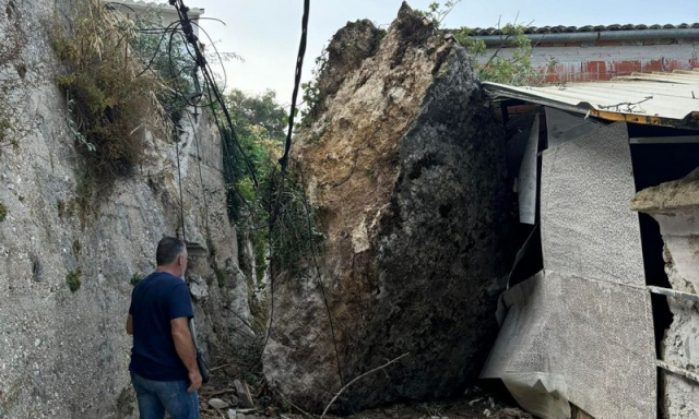 Κέρκυρα: Μεγάλος βράχος έπεσε σε κεντρικό δρόμο - Ζημιές στα δίκτυα ρεύματος και ύδρευσης