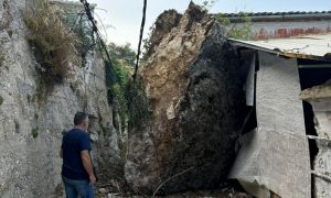 Κέρκυρα: Μεγάλος βράχος έπεσε σε κεντρικό δρόμο - Ζημιές στα δίκτυα ρεύματος και ύδρευσης