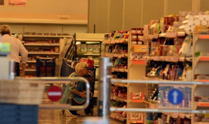 Σούπερ μάρκετ: Κοντά στα 1.000 τα προϊόντα με «μόνιμη μείωση» - Σχέδια για «Καλάθι Χριστουγέννων»