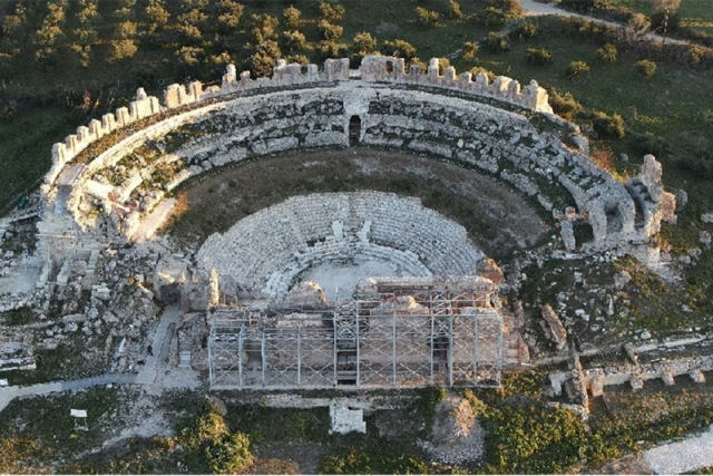 ΥΠΠΟ: Αποκαθίσταται το σκηνικό οικοδόμημα του μεγάλου θεάτρου στη Νικόπολη
