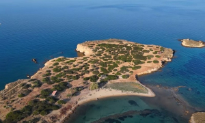 Το νησί-μυστήριο απέναντι από τη Βούλα που ανήκει σε έναν συνταξιούχο οδηγό λεωφορείου (βίντεο)