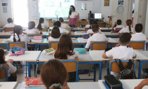 Oι γονείς αντιδρούν για το Ολοήμερο - “Πώς θα γυρίζει ένα παιδί στο σπίτι μετά από 9,5 ώρες στο ίδιο θρανίο;”