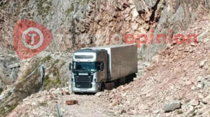 Οδηγός νταλίκας έστριψε λάθος και εγκλωβίστηκε σε χωματόδρομο στα Τρίκαλα (φωτό)